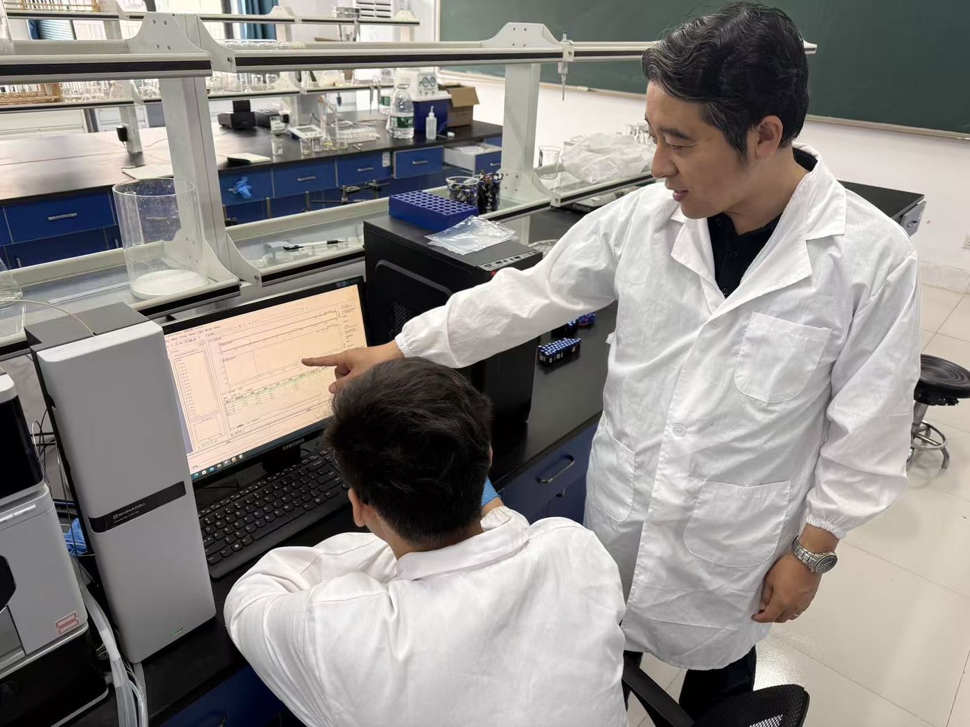 Reviewing chromatography results together with Professor Cao