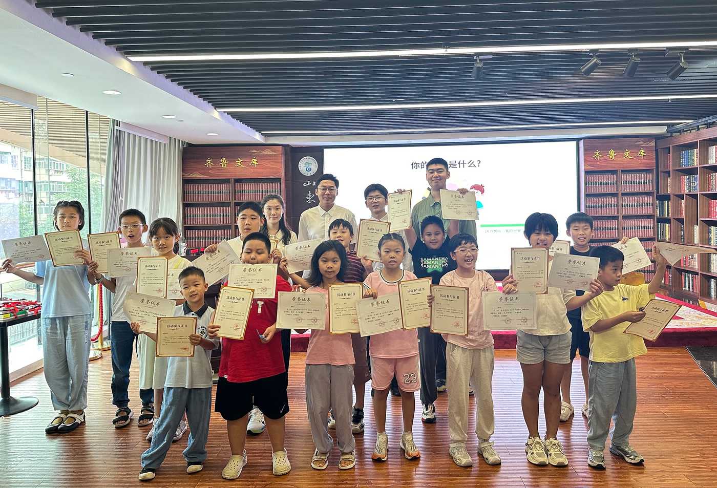 Lecturing at Shandong Book City, Xinhua Bookstore podium