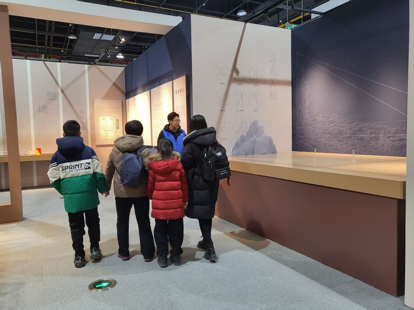 Guiding children through the Sea Island Mathematical Manual exhibition hall