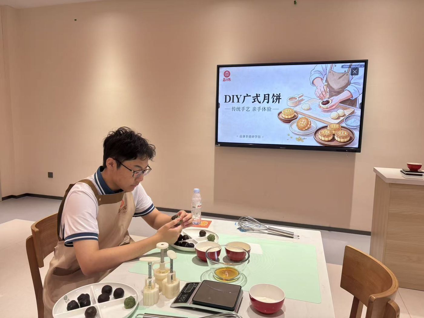 Handcrafting Cantonese-style mooncakes at the Yikang intangible heritage workshop