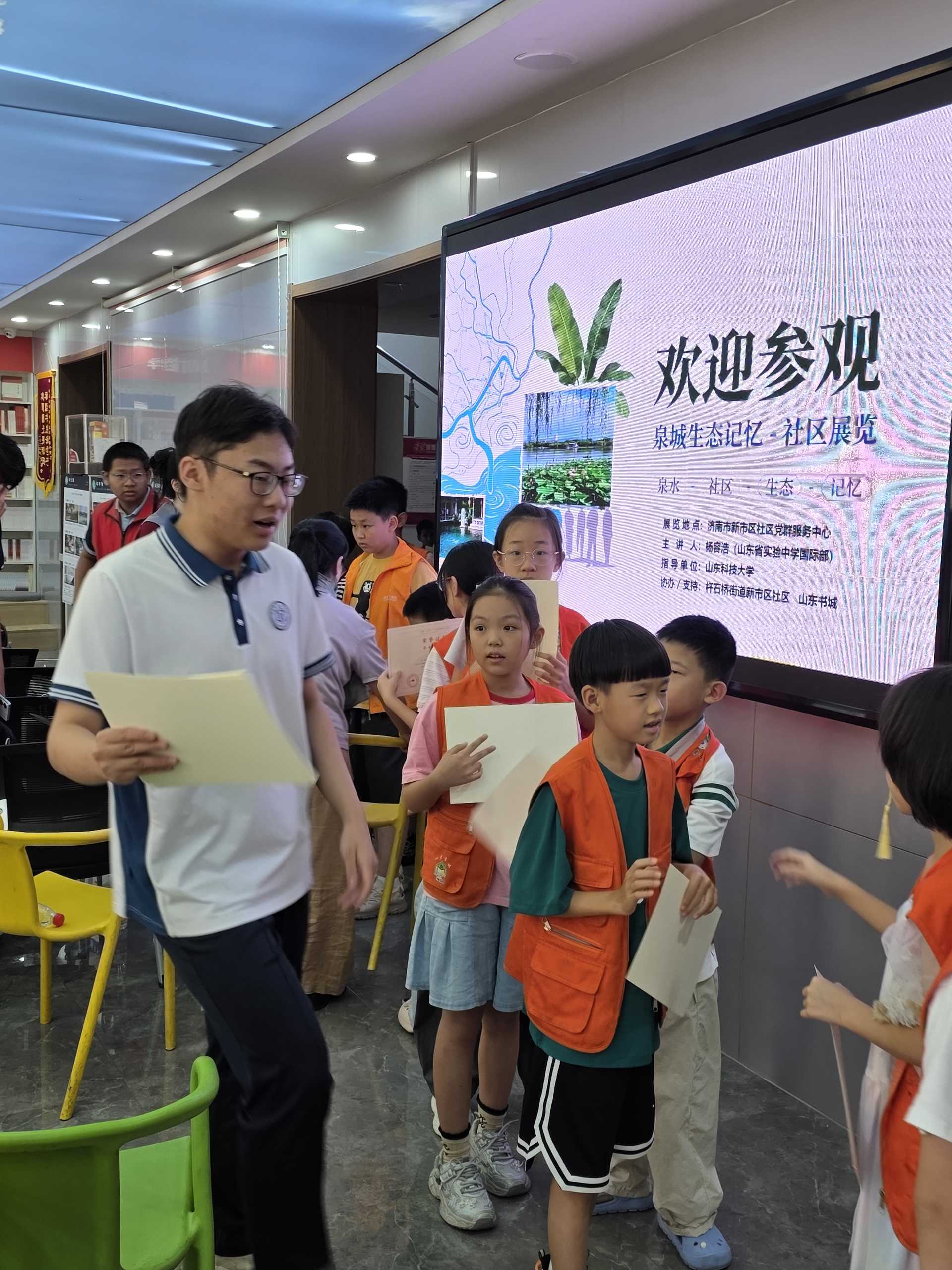 Ronghao Yang presenting at the Spring City Eco-Memory community exhibition