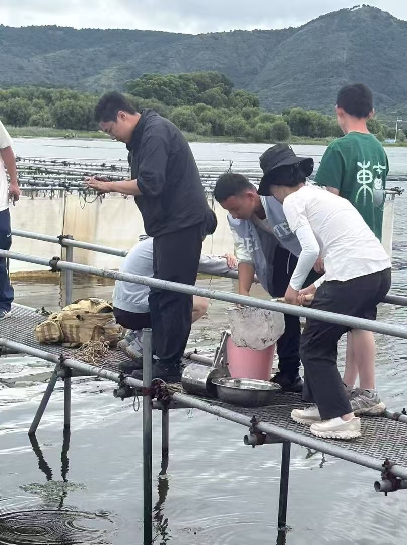 Collecting benthic samples on a floating platform