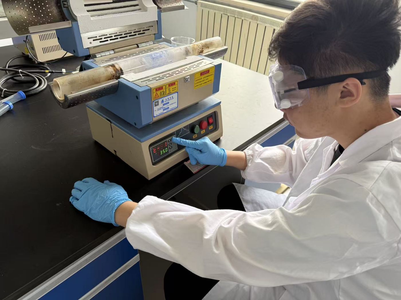 Setting a 350-degree tube furnace to prepare photocatalytic materials